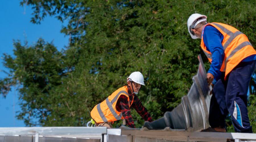 Professional gutter cleaning in Courtland, KS